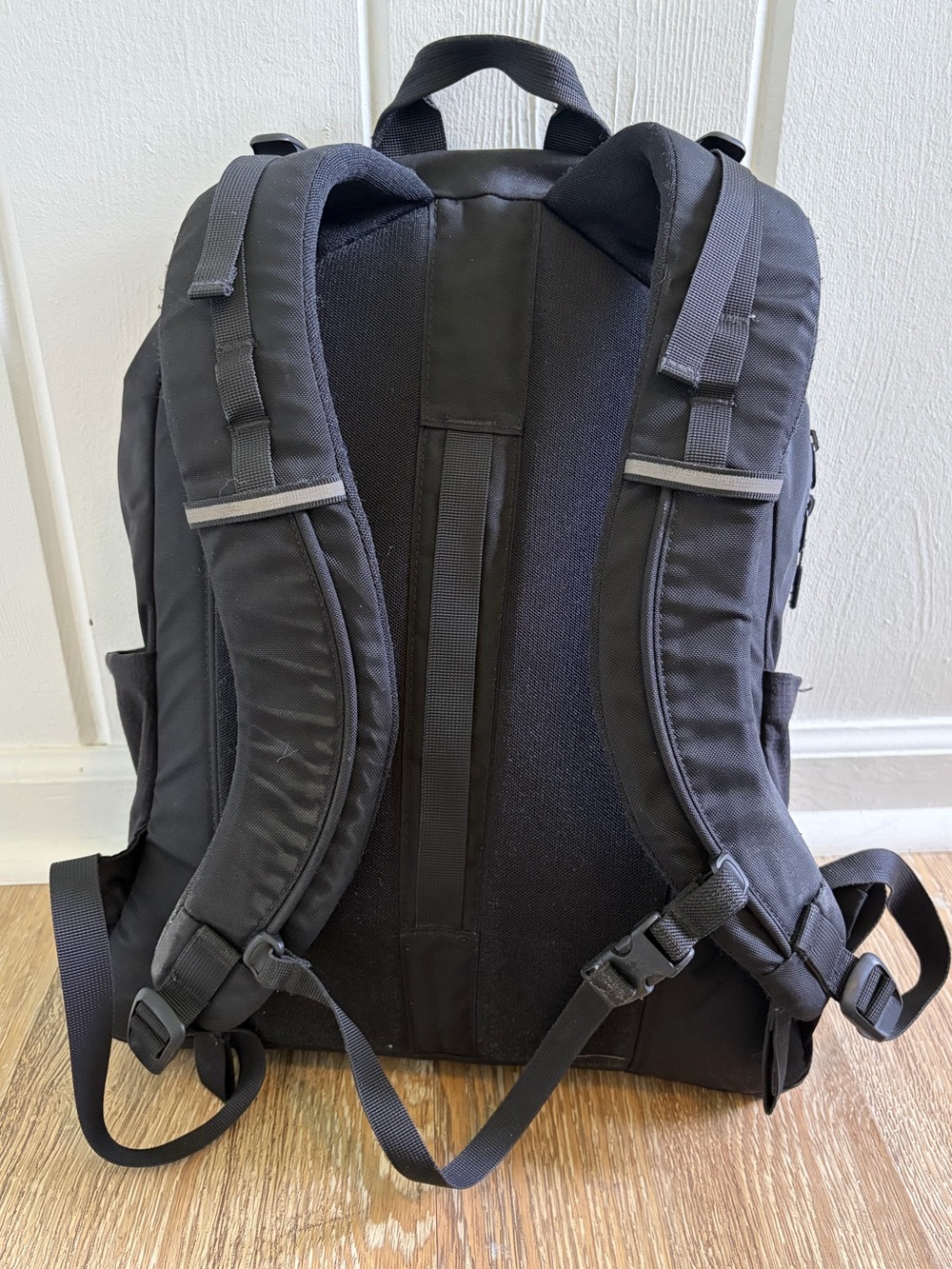 Lululemon LiftOS Commuter Backpack Black 20L | Travel Work Gym Bag - Picture 8 of 15
